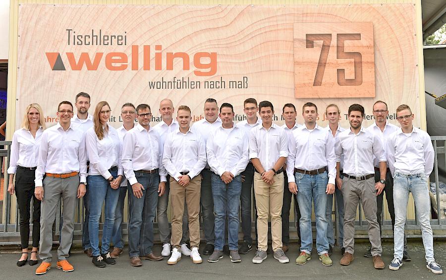Teamfoto bei der 75 Jahr-Feier der Tischlerei Welling in Göttingen