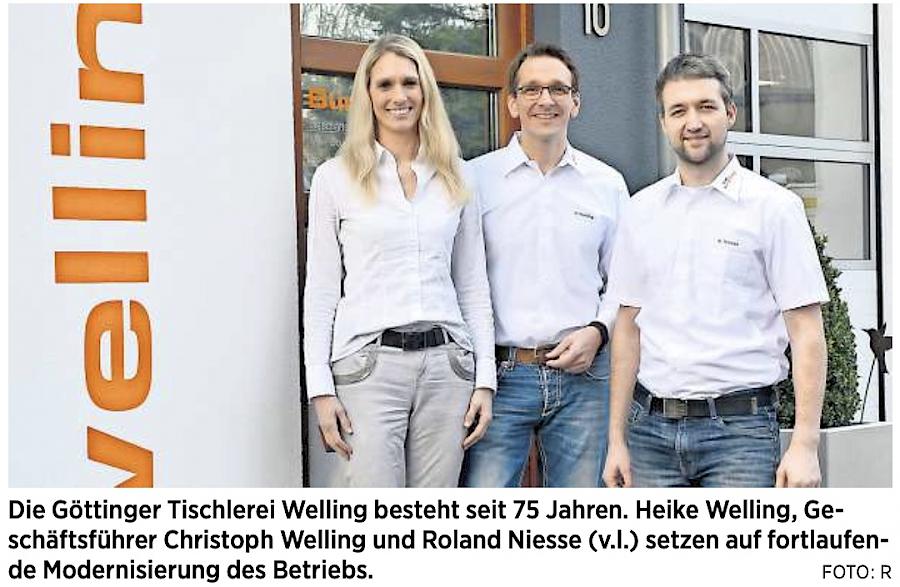 Heike und Christoph Welling mit Roland Niesse vor der Tischlerei Welling