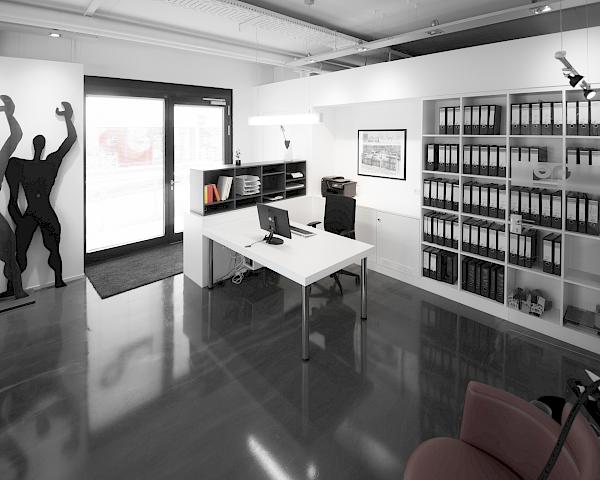 Büroraum mit offenem Ordnerregal von Tischlerei Welling in Göttingen