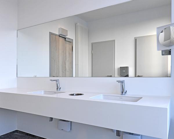 Waschbeckensystem mit integriertem Papiereimer, großer Spiegelfront und Handspiegel von Welling