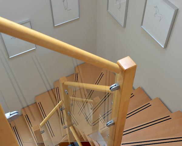 Treppe Buche-Multiplex matt lackiert mit Trittstop II