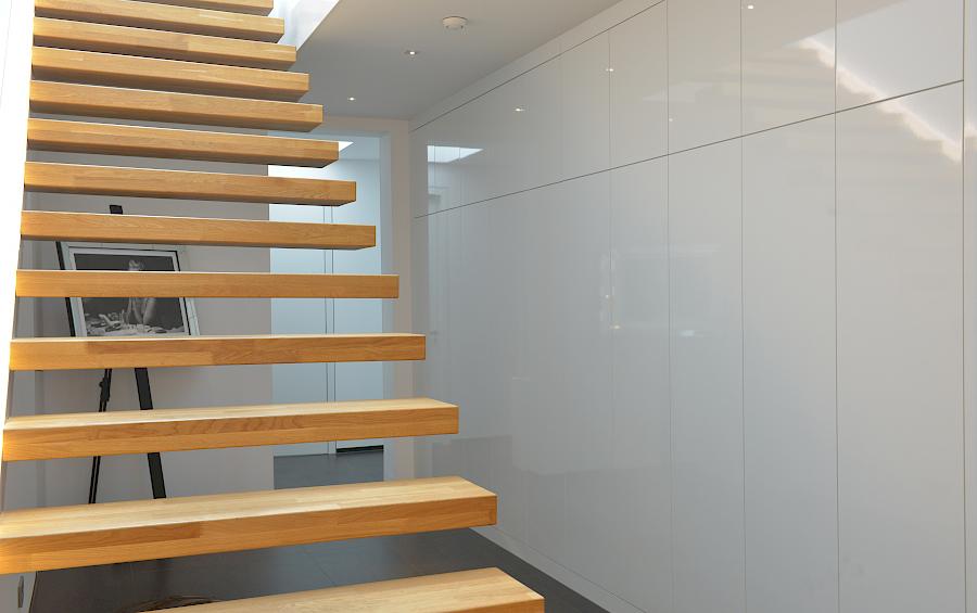 Treppe Eiche massiv und Einbauschrank im Flur von Welling