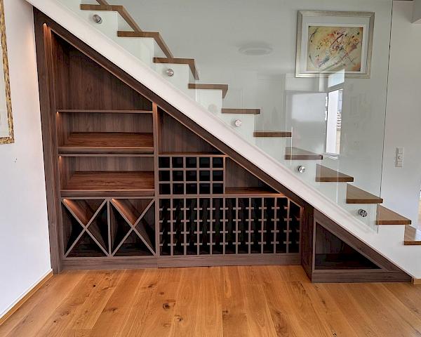Weinregal unter der Treppe