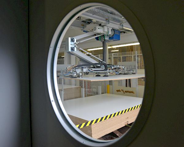 Blick auf Materiallager der Tischlerei Welling durch Türfenster