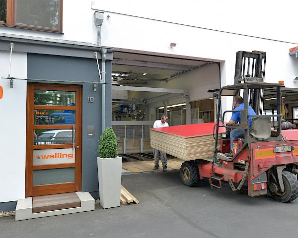 Transport von Holzplatten mit Gabelstapler in die Werkstatt der Tischlerei Welling in Göttingen