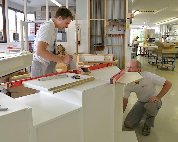 Exaktes Arbeiten bei der Möbelfertigung in der Tischlerei Welling Göttingen