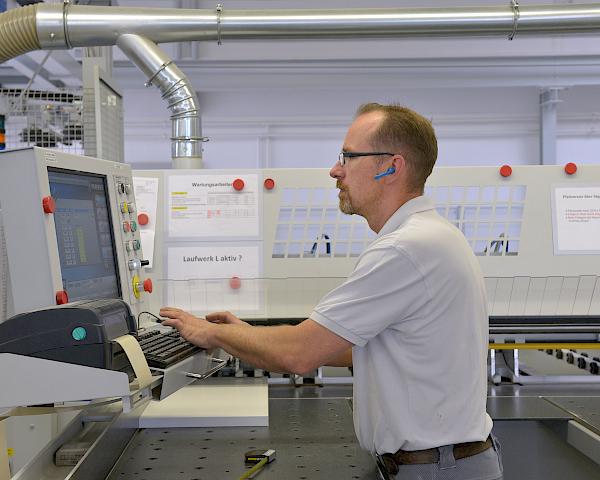 Bedienung einer Maschine in der Tischlerei Welling Göttingen