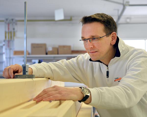 Christoph Welling beim Ausmessen in der Werkstatt