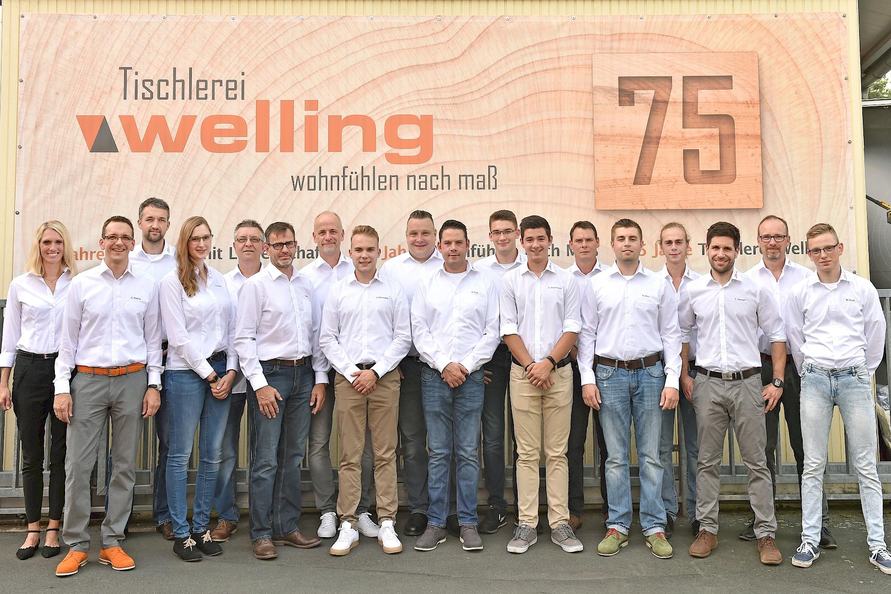 Teamfoto bei der 75 Jahr-Feier der Tischlerei Welling in Göttingen