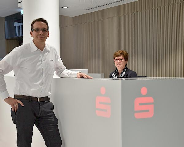 Christoph Welling am Empfangstresen der Sparkasse