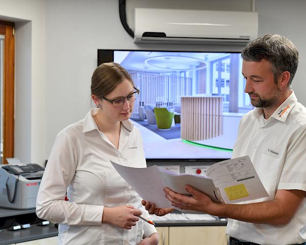 Roland Niesse und Luisa Artmann von der Tischlerei Welling bei der Angebotserstellung