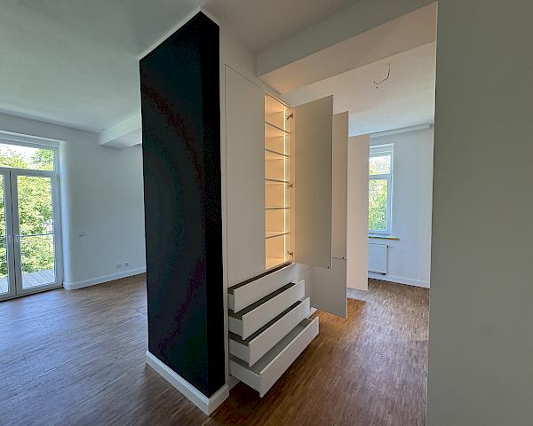 Weißer Einbauschrank mit Innenbeleuchtung