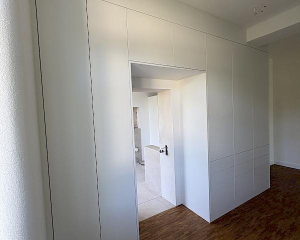 Einbauschrank, der Tür umbaut